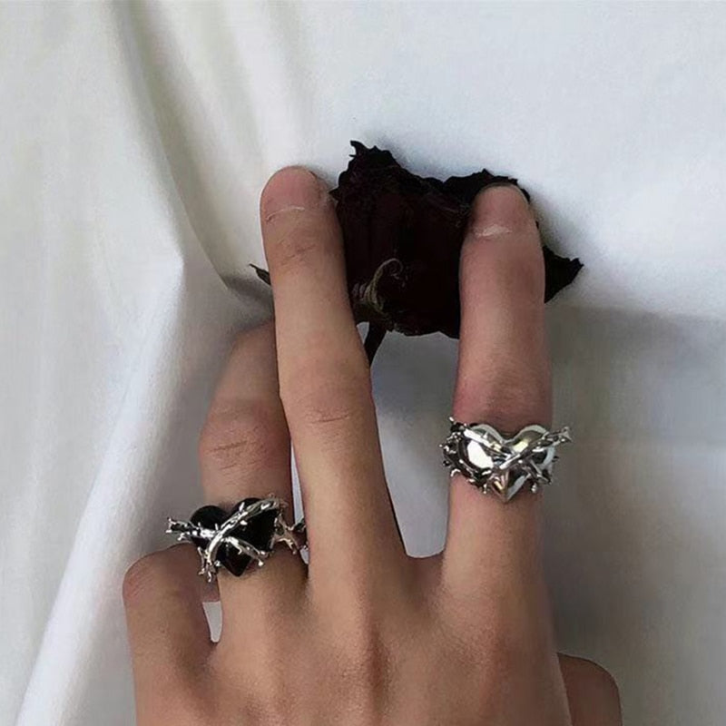 Fashion Creative Punk Gothic Thorns Love Heart Rings Women Korean Thorns Rose Flower Opening Finger Ring Halloween Party Jewelry